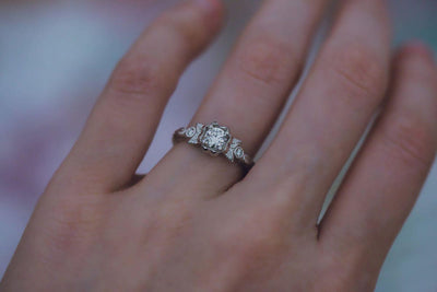 Fronda - Flower leaf twig ring with small diamonds